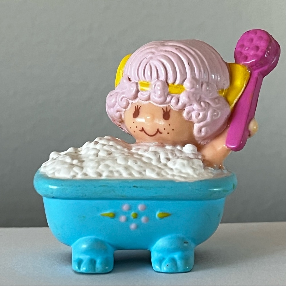 Vintage Strawberryland Miniature: Angel Cake Taking a Bubble Bath